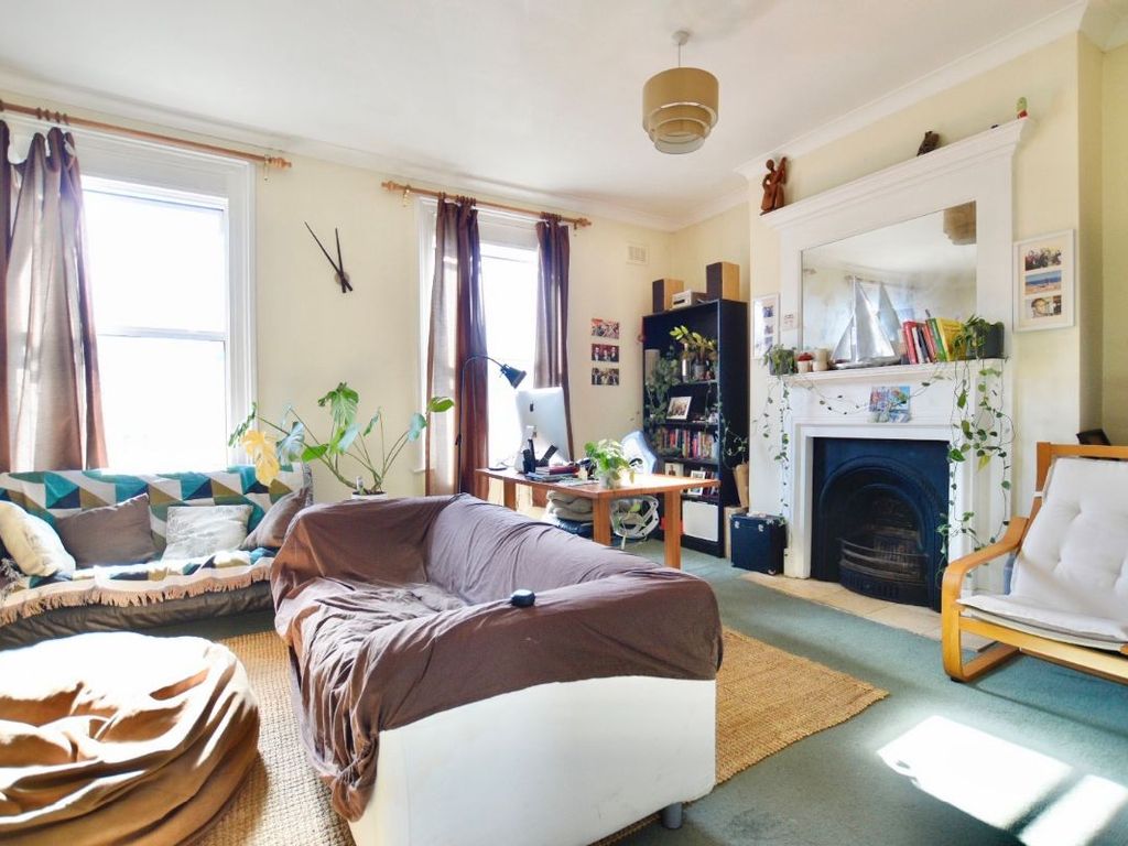 1 bed flat for sale in Atherton Road, Stratford E7, £275,000