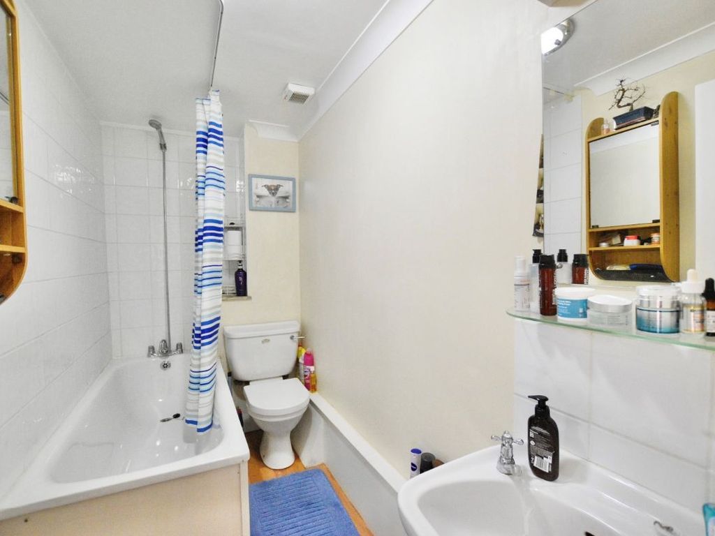 1 bed flat for sale in Atherton Road, Stratford E7, £275,000