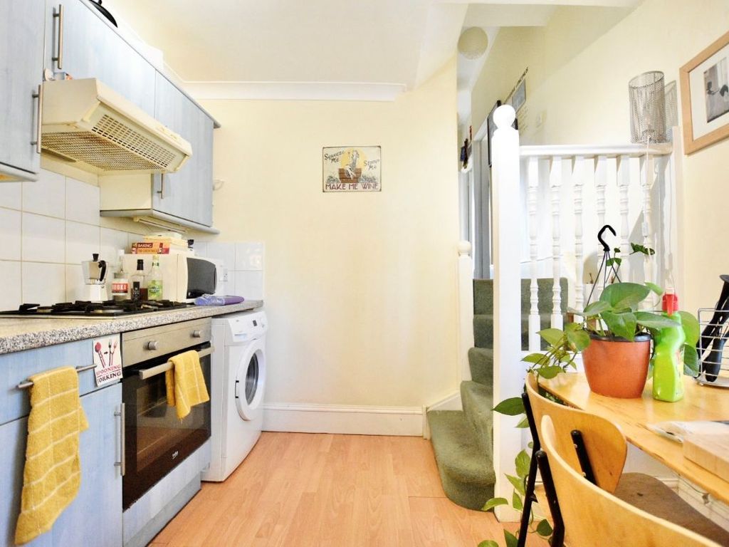 1 bed flat for sale in Atherton Road, Stratford E7, £275,000