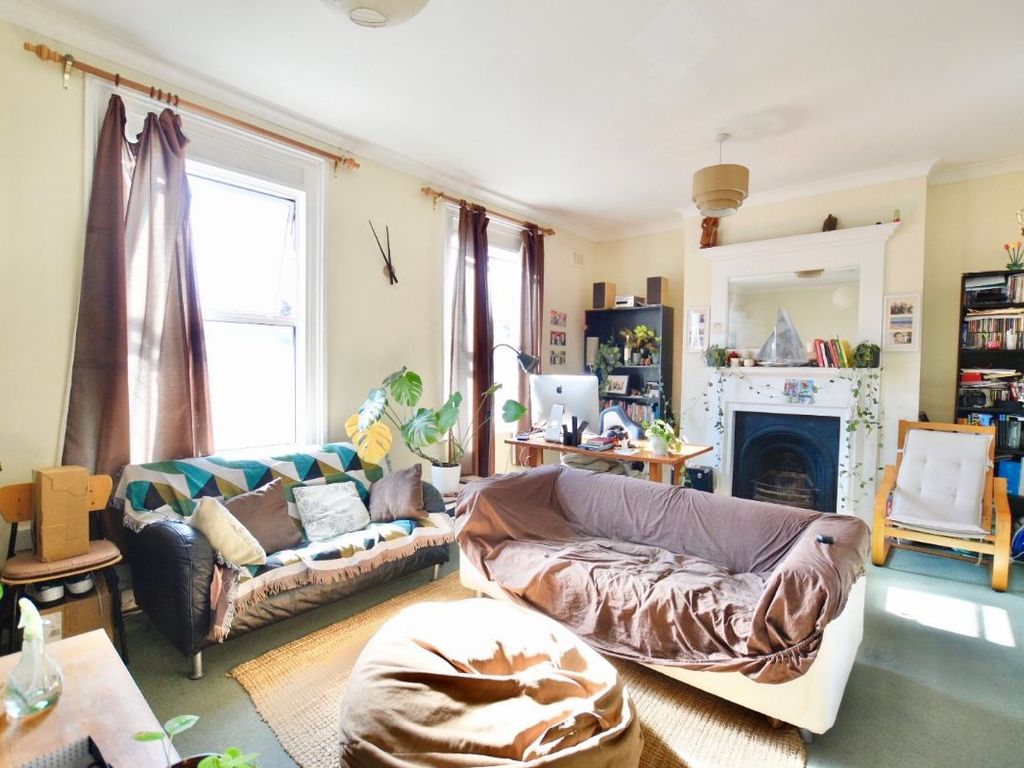 1 bed flat for sale in Atherton Road, Stratford E7, £275,000