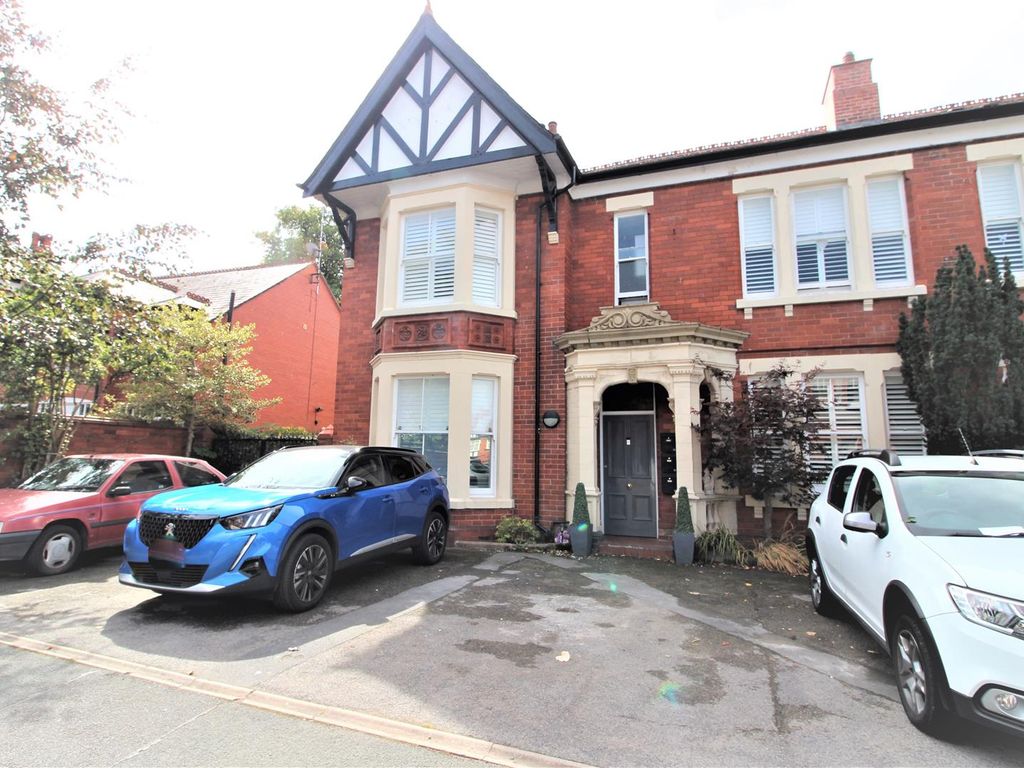 2 bed flat for sale in Belmont Road, Wrexham LL13, £155,000