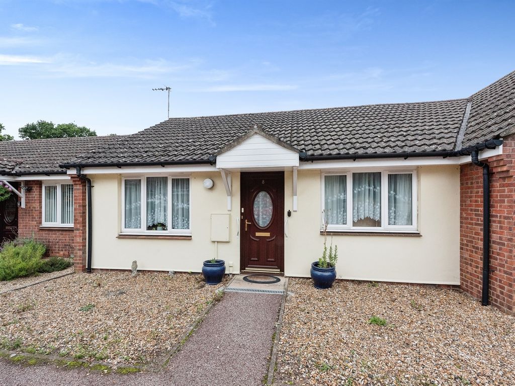 2 bed terraced bungalow for sale in The Orchard, Brandon IP27, £130,000