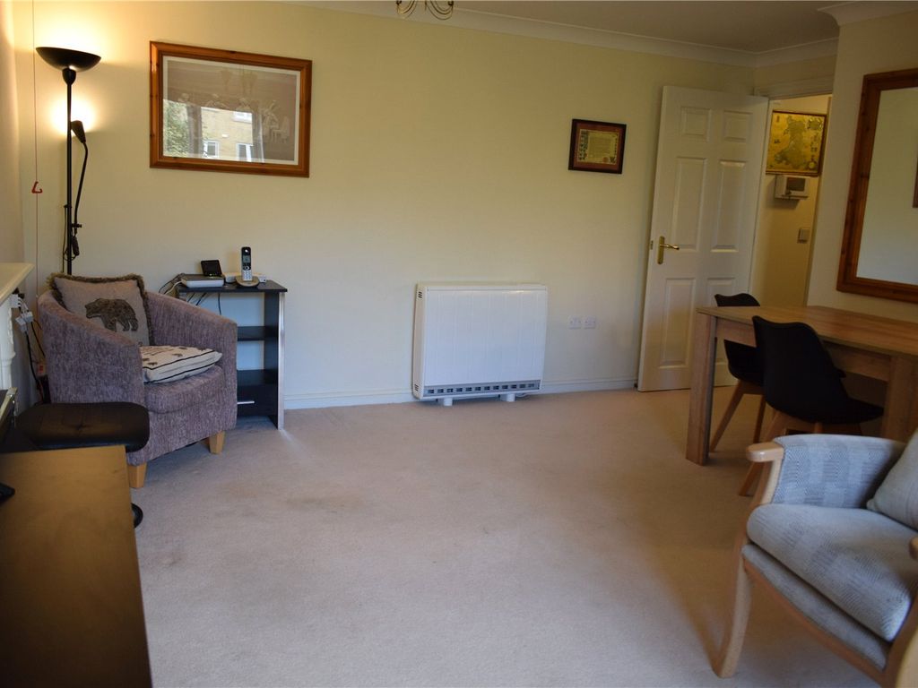 1 bed flat for sale in Stoneleigh Court, Porthcawl CF36, £135,000