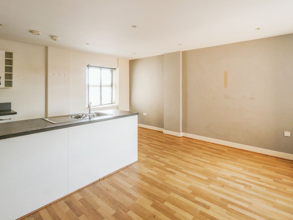 2 bed flat for sale in Commercial Road, Bournemouth BH2, £200,000
