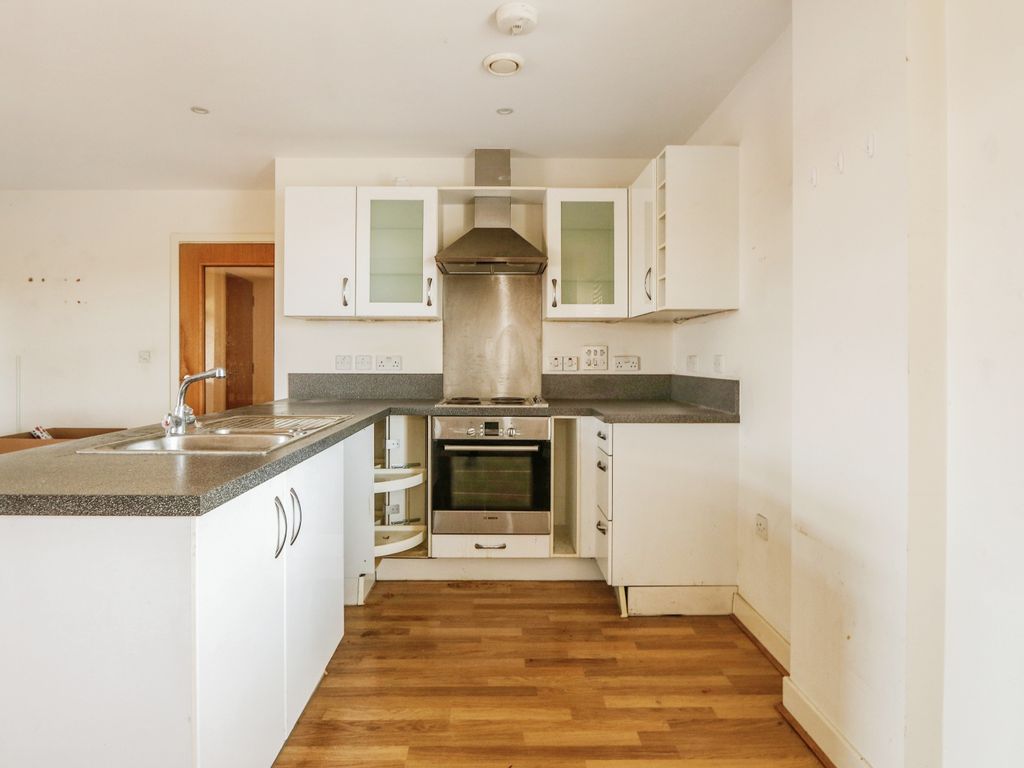 2 bed flat for sale in Commercial Road, Bournemouth BH2, £200,000