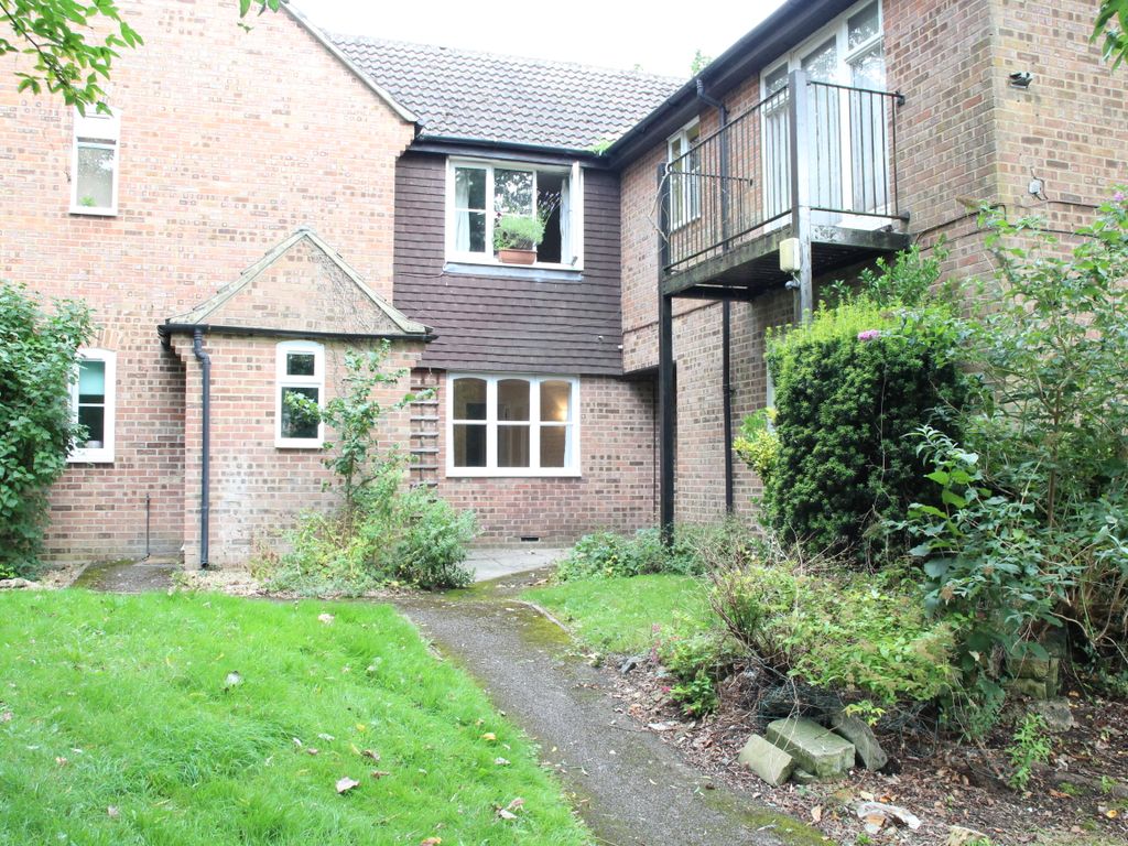 1 bed flat for sale in Wessex Close, Hungerford RG17, £135,000
