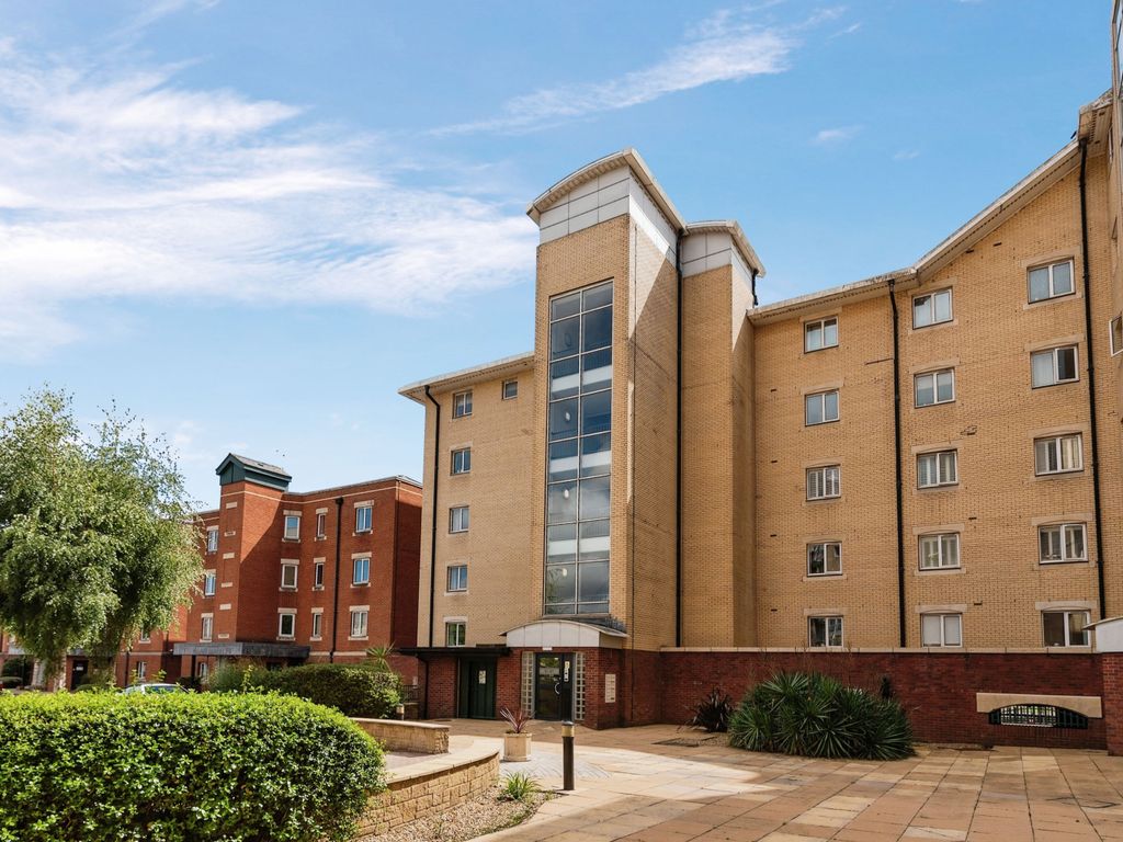 1 bed flat for sale in Adventurers Quay, Cardiff CF10, £210,000