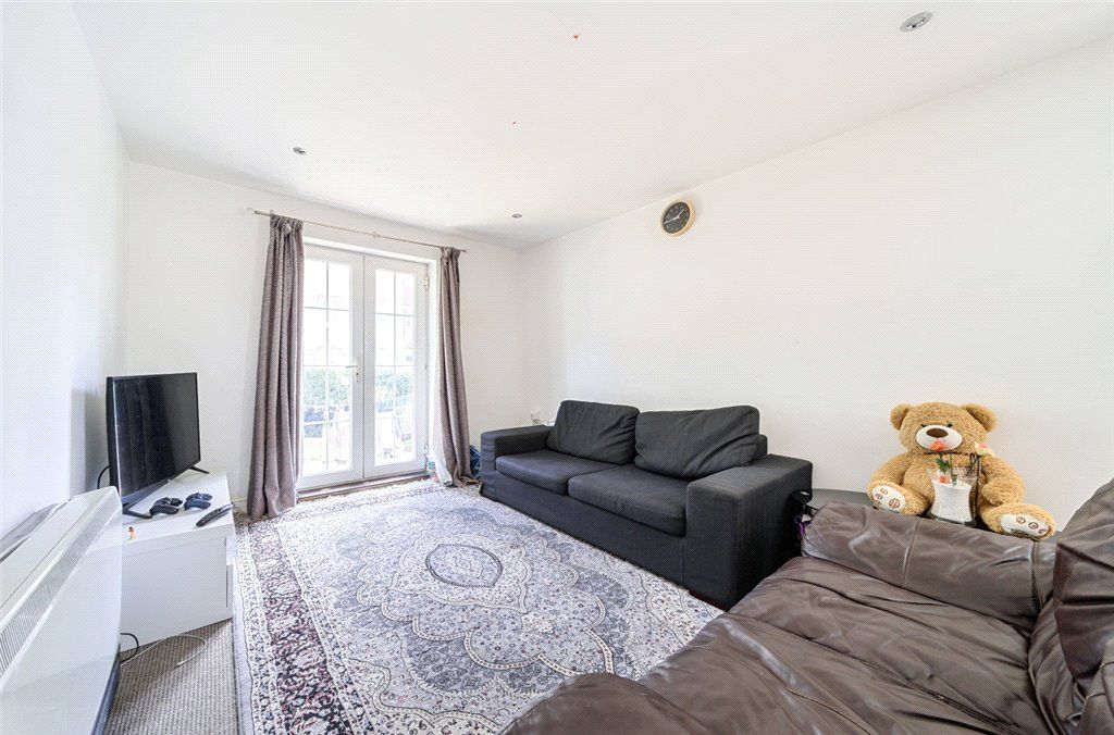 2 bed flat for sale in Tanner Street, Barking IG11, £250,000