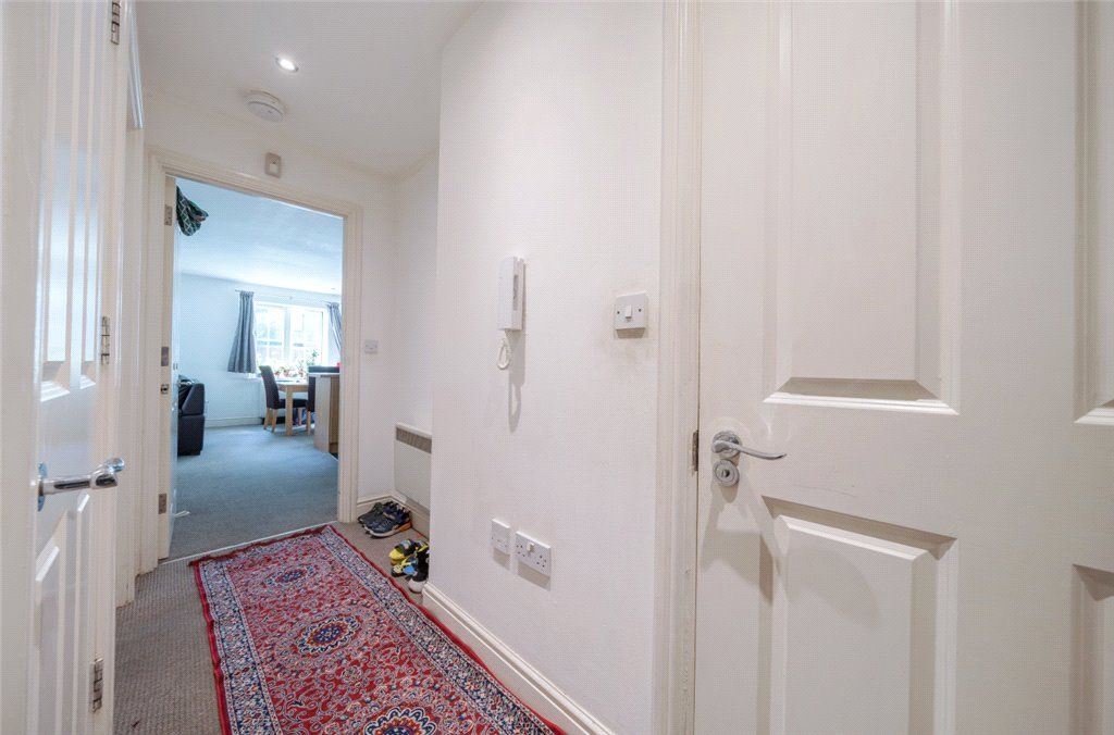 2 bed flat for sale in Tanner Street, Barking IG11, £250,000