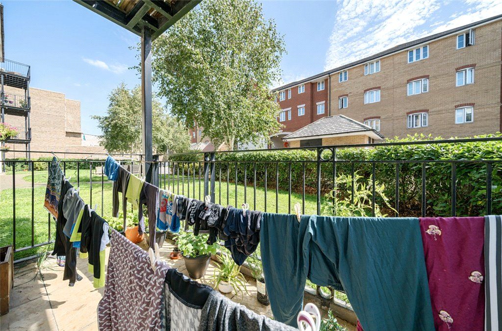 2 bed flat for sale in Tanner Street, Barking IG11, £250,000