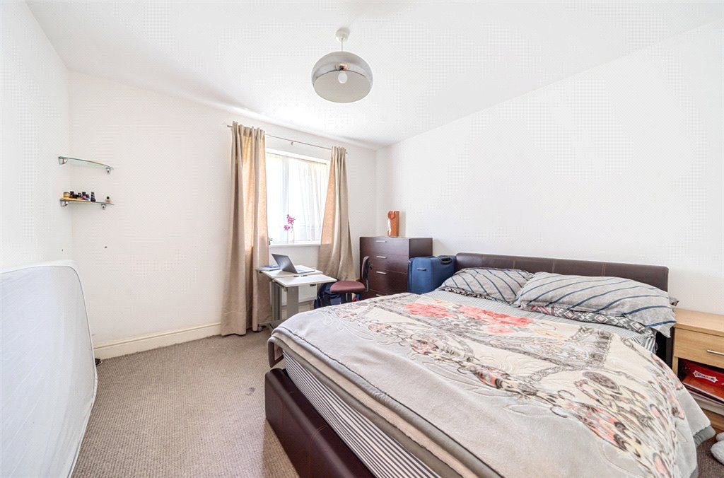 2 bed flat for sale in Tanner Street, Barking IG11, £250,000