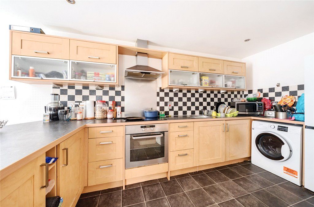 2 bed flat for sale in Tanner Street, Barking IG11, £250,000