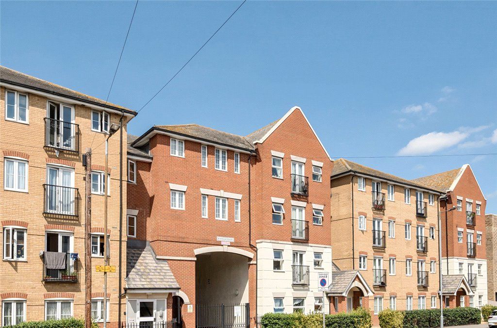 2 bed flat for sale in Tanner Street, Barking IG11, £250,000