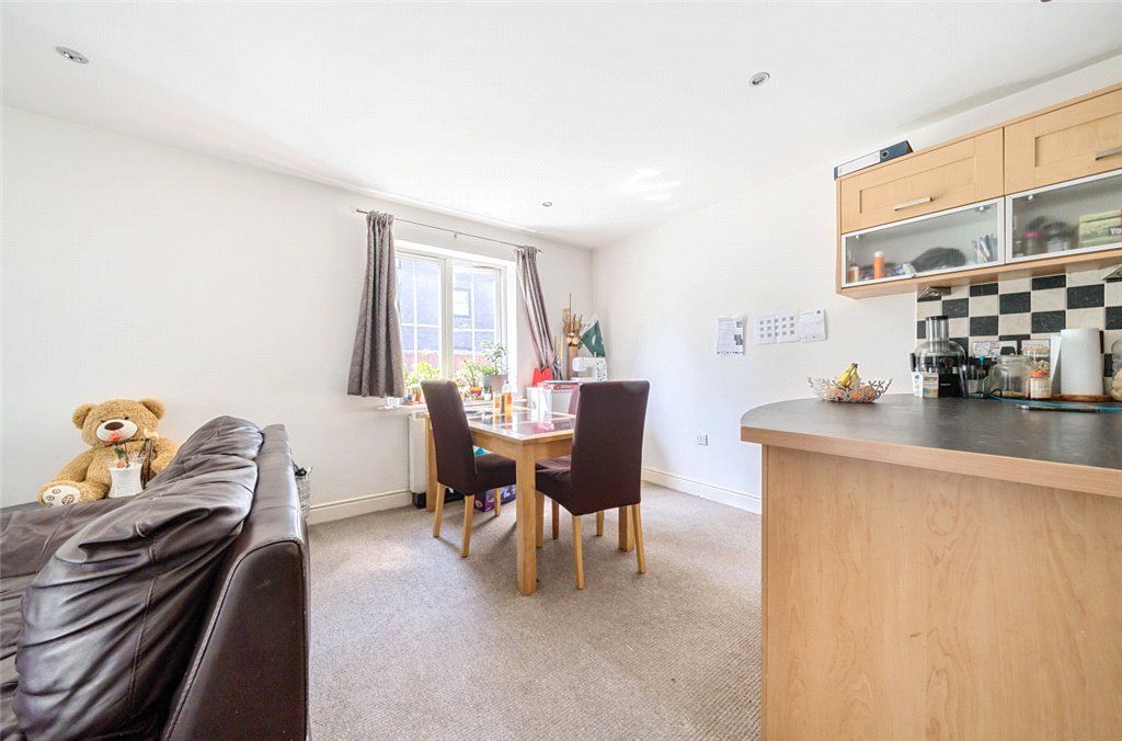 2 bed flat for sale in Tanner Street, Barking IG11, £250,000