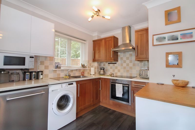 2 bed flat for sale in Cedar Avenue, Hazlemere, High Wycombe HP15, £299,950