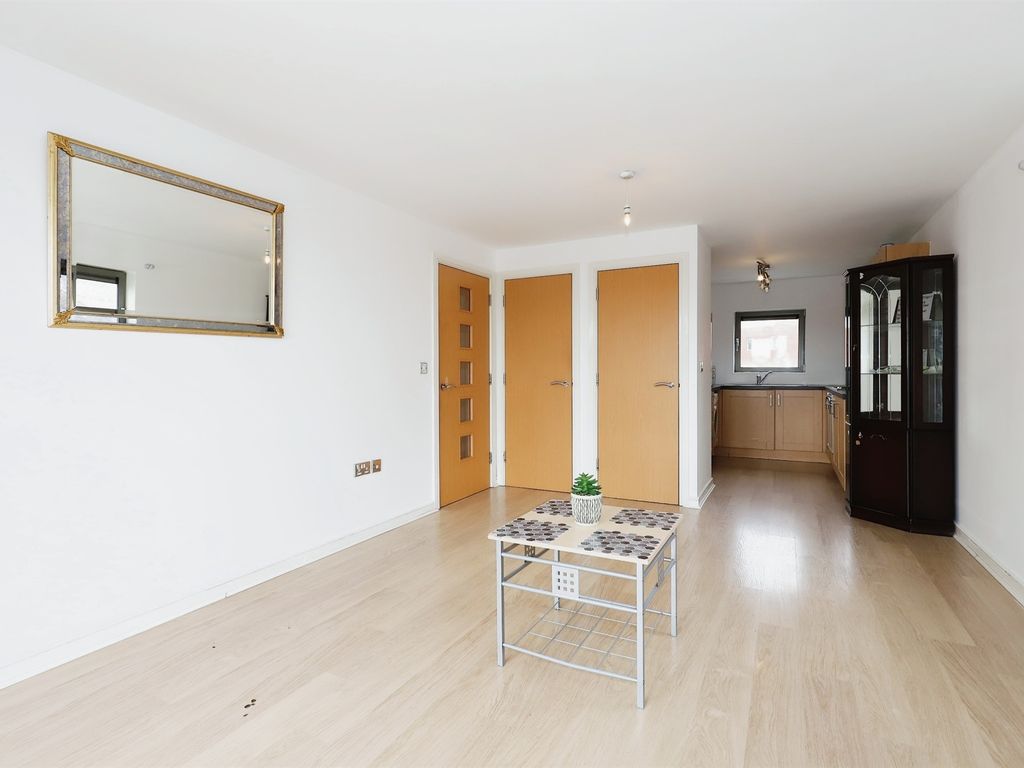 2 bed flat for sale in Albion Street, Wolverhampton WV1, £125,000