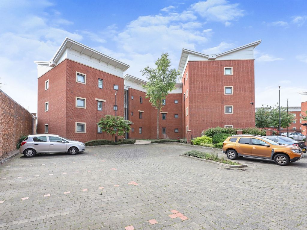 2 bed flat for sale in Albion Street, Wolverhampton WV1, £125,000