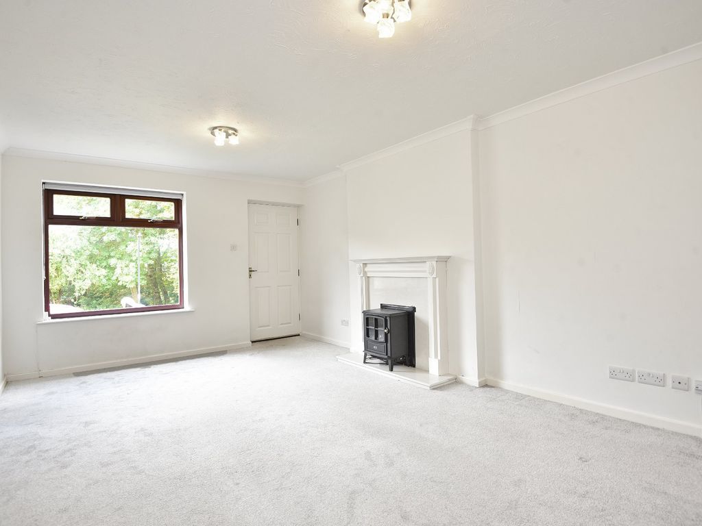 2 bed flat for sale in Oakdale Glen, Harrogate HG1, £179,950