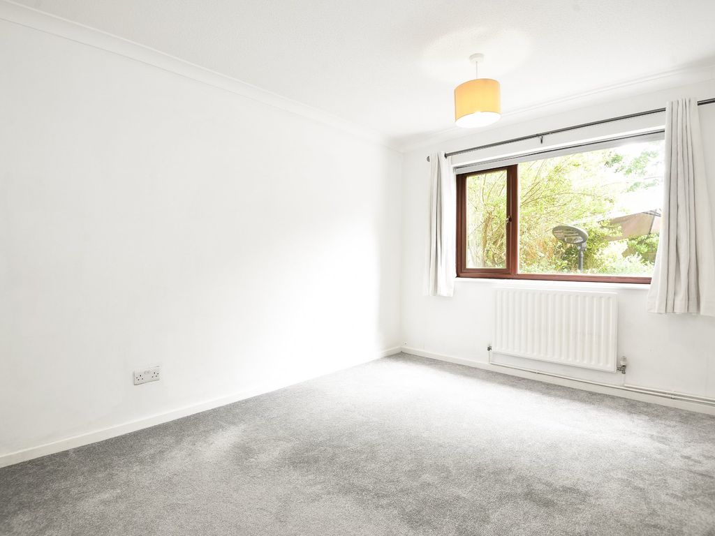2 bed flat for sale in Oakdale Glen, Harrogate HG1, £179,950