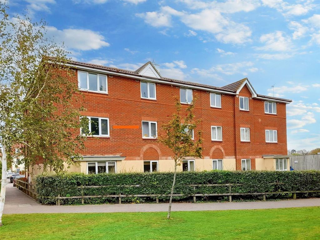 2 bed flat for sale in Saxby Close, Barnham, Bognor Regis PO22, £178,000