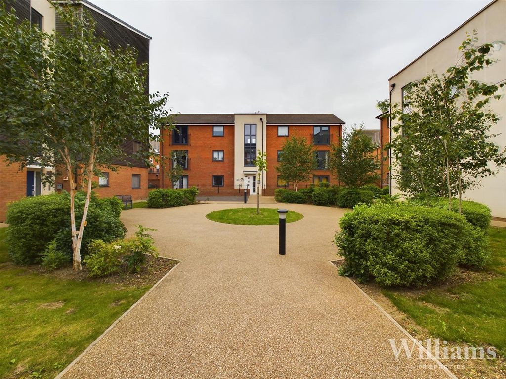 1 bed flat for sale in Elsom Path, Aylesbury, Buckinghamshire HP19, £180,000