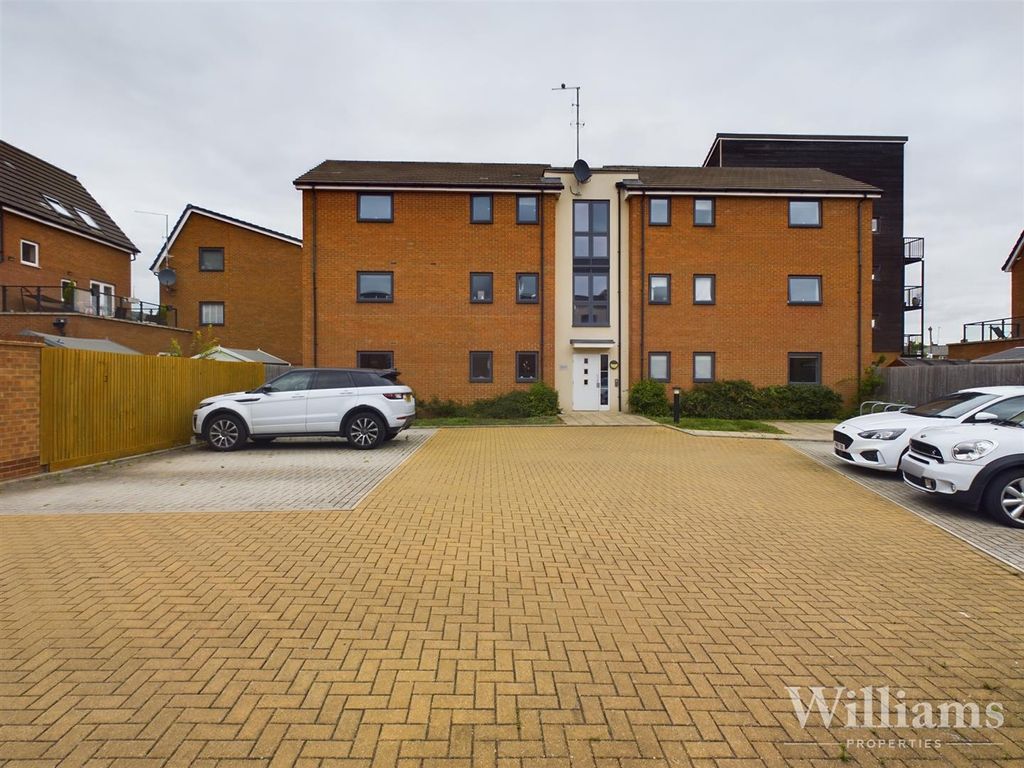 1 bed flat for sale in Elsom Path, Aylesbury, Buckinghamshire HP19, £180,000