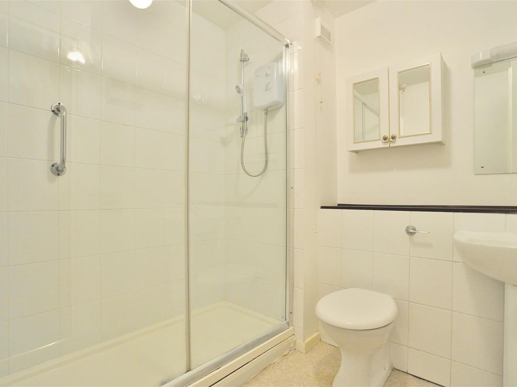 1 bed flat for sale in Regal Court, Bancroft, Hitchin SG5, £115,000