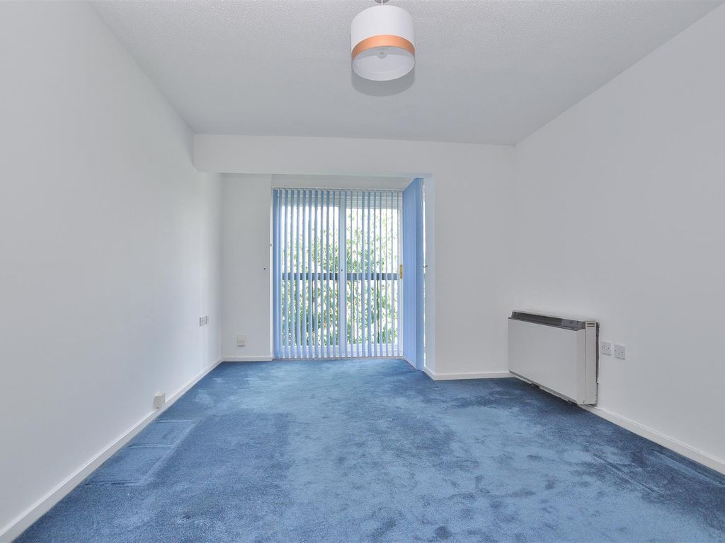 1 bed flat for sale in Regal Court, Bancroft, Hitchin SG5, £115,000