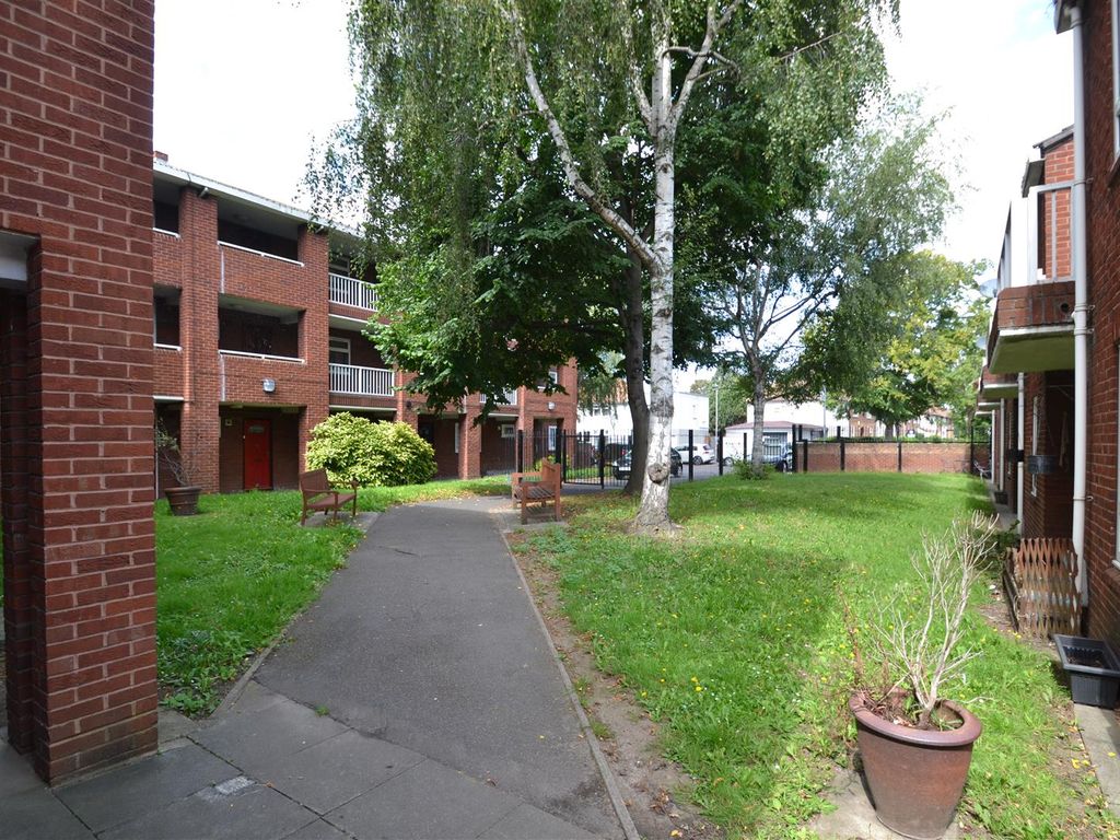 1 bed flat for sale in Maxey Road, Dagenham RM9, £210,000