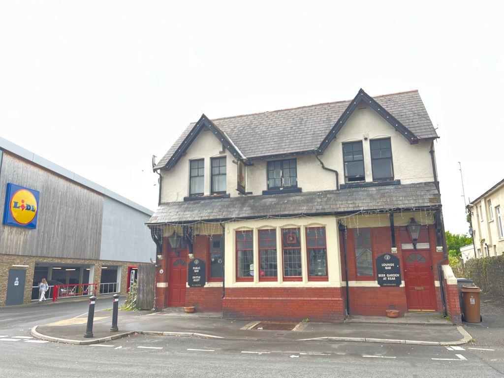 Pub/bar for sale in Station Road, Cardiff CF14, £350,000