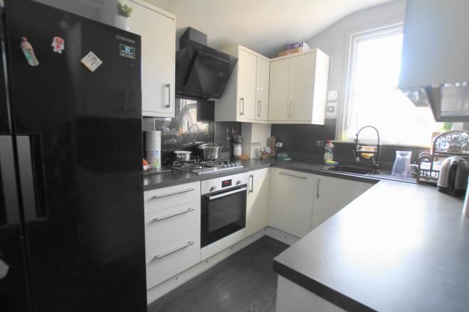 1 bed flat for sale in Plashet Grove, East Ham E6, £280,000