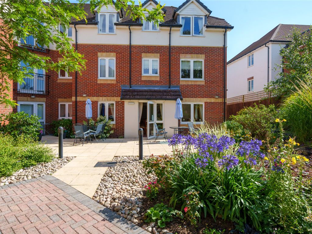 1 bed flat for sale in Prices Lane, Reigate, Surrey RH2, £185,000