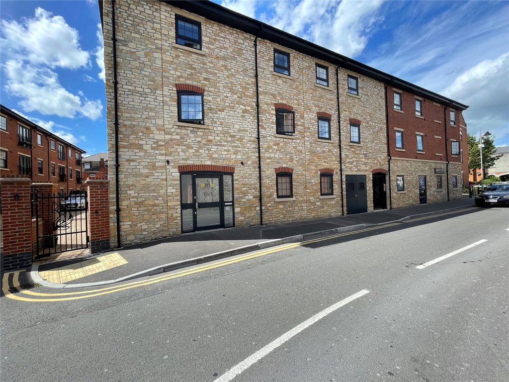 2 bed flat for sale in Old Brewery Lane, Old Town, Swindon SN1, £175,000