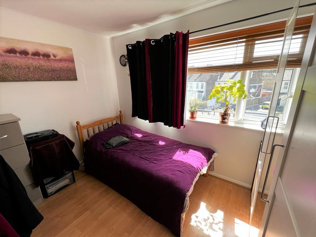 2 bed flat for sale in Burnt Ash Lane, Bromley BR1, £279,995