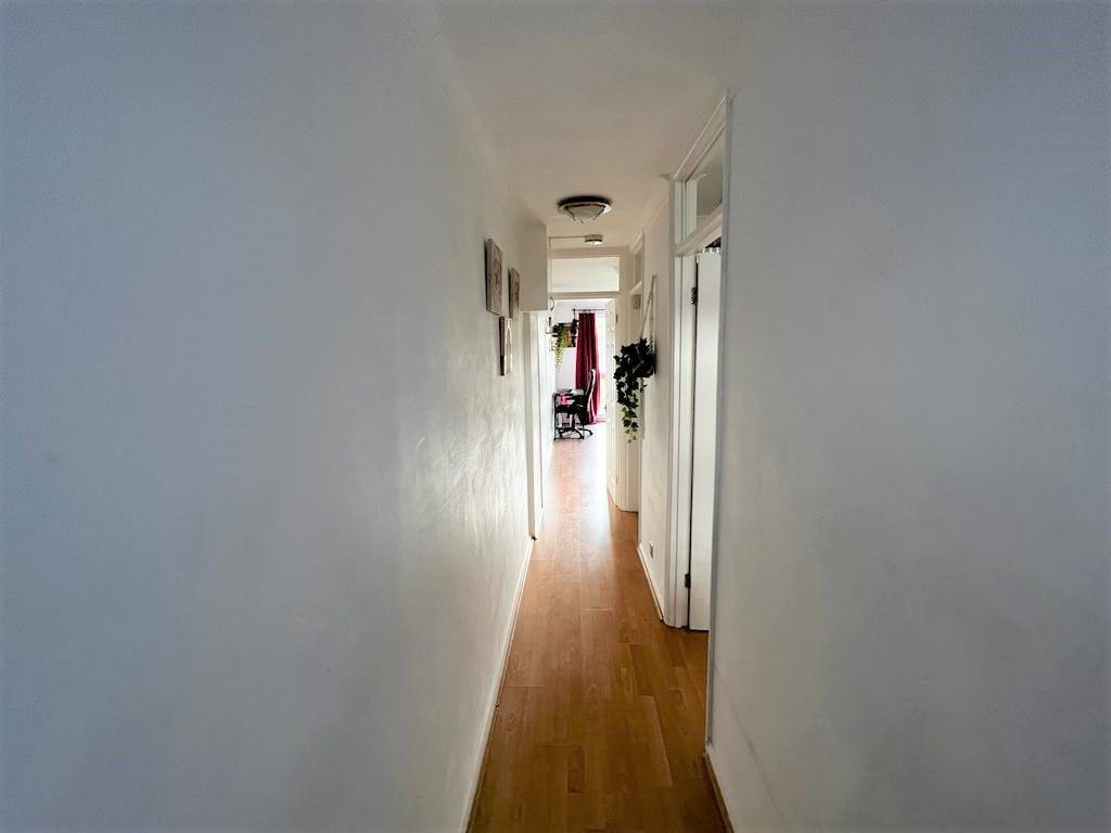 2 bed flat for sale in Burnt Ash Lane, Bromley BR1, £279,995