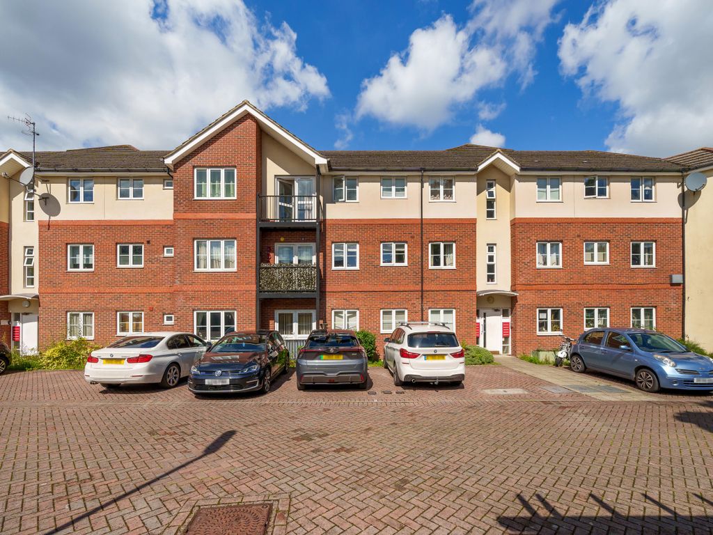 2 bed flat for sale in Guildford, Surrey GU2, £260,000