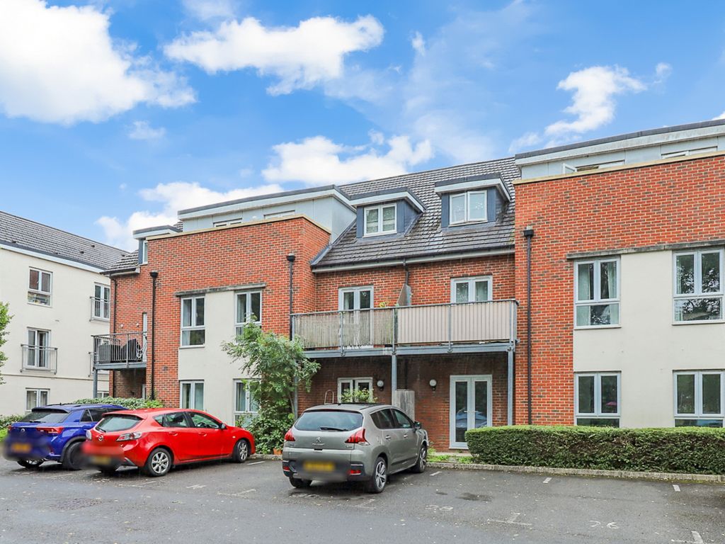 2 bed flat for sale in Egrove Close, Oxford OX1, £290,000