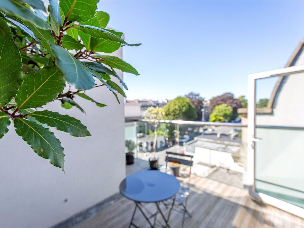 1 bed flat for sale in Merchants Road, Clifton, Bristol BS8, £315,000