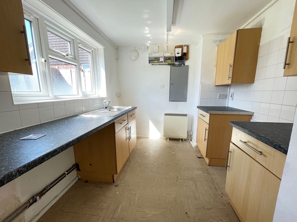 1 bed flat for sale in Butts Meadow, Billingshurst RH14, £130,000