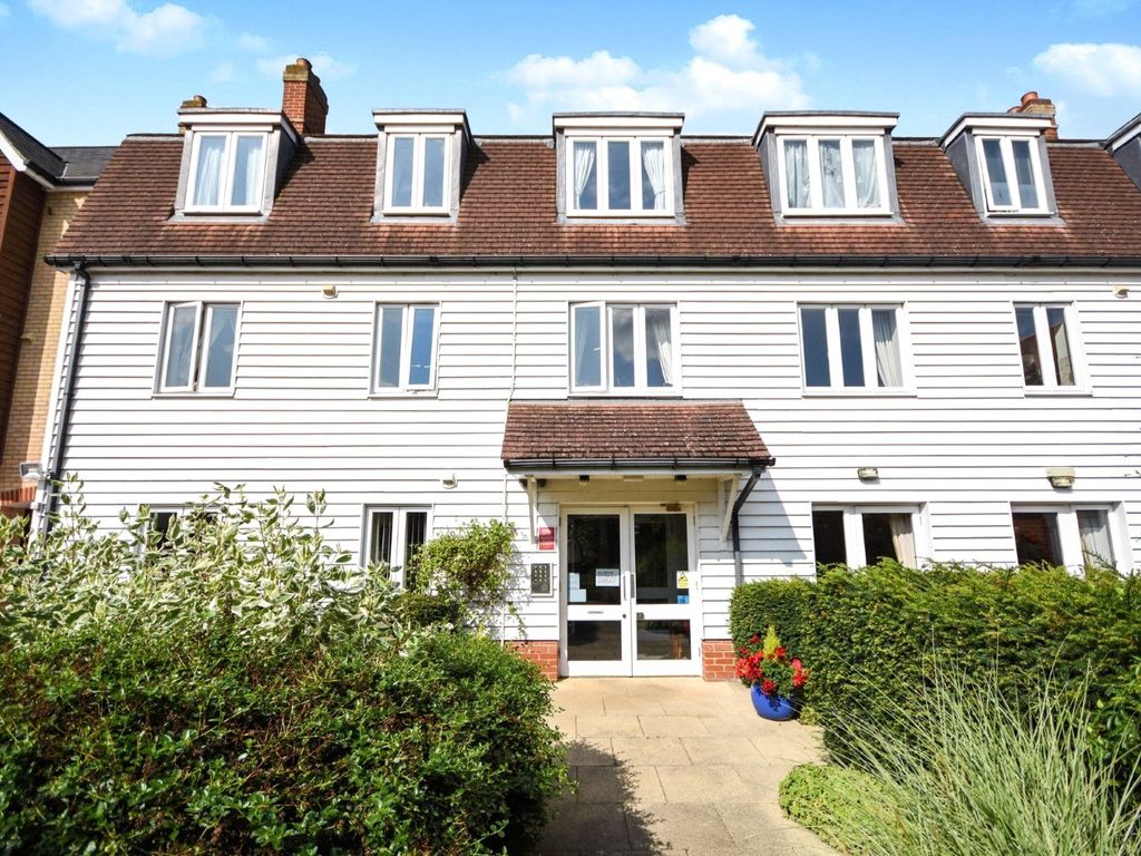 2 bed flat for sale in Ormond House, Roche Close, Rochford, Essex SS4, £170,000
