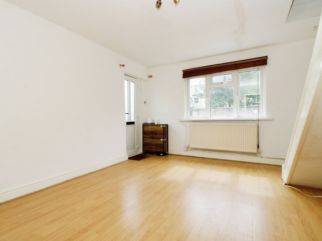 1 bed flat for sale in Ruthin Gardens, Cathays, Cardiff CF24, £140,000