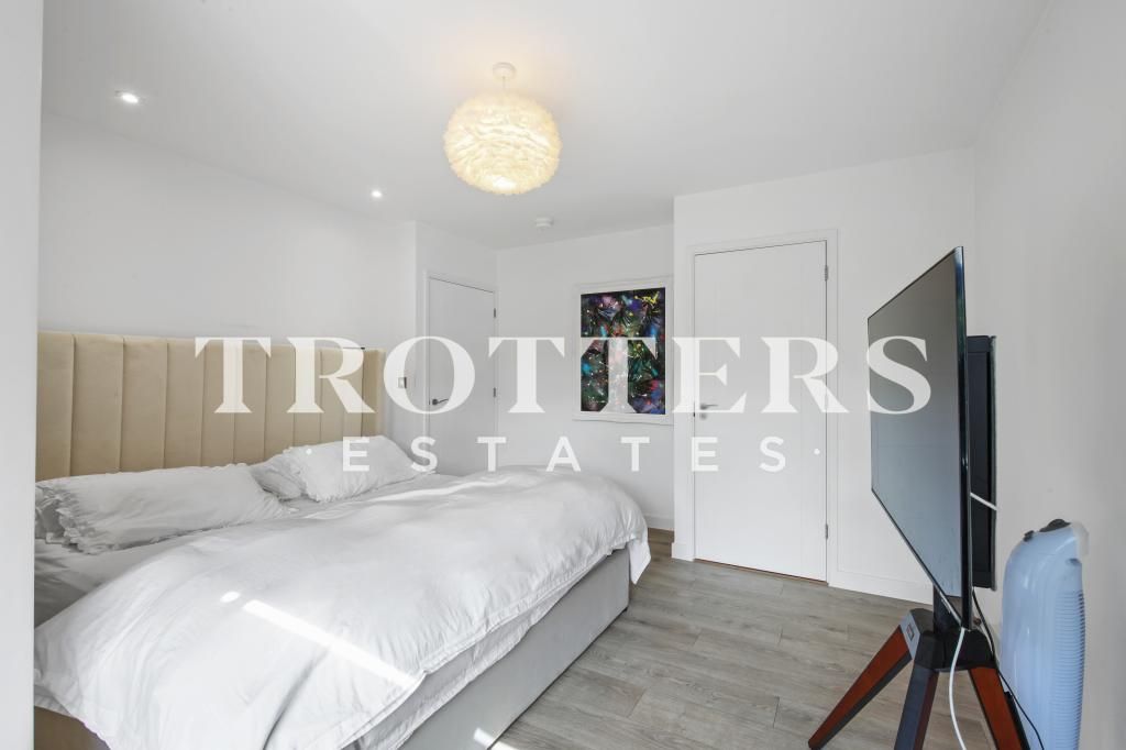 2 bed flat for sale in Edinburgh House, Edinburgh House, Harlow, Essex CM20, £325,000
