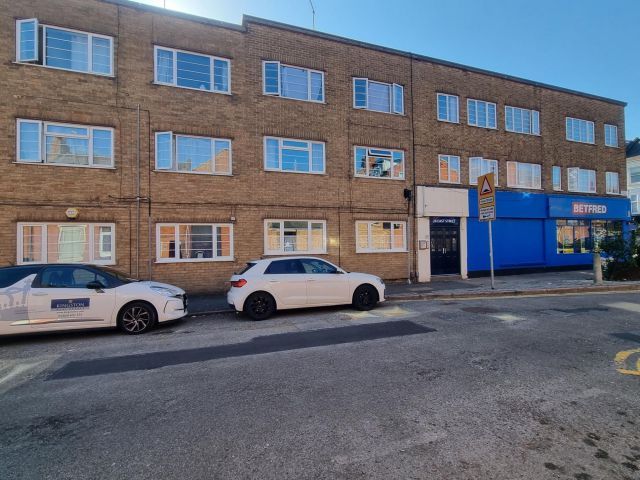 2 bed flat for sale in East Street, Abington, Northampton NN1, £138,000