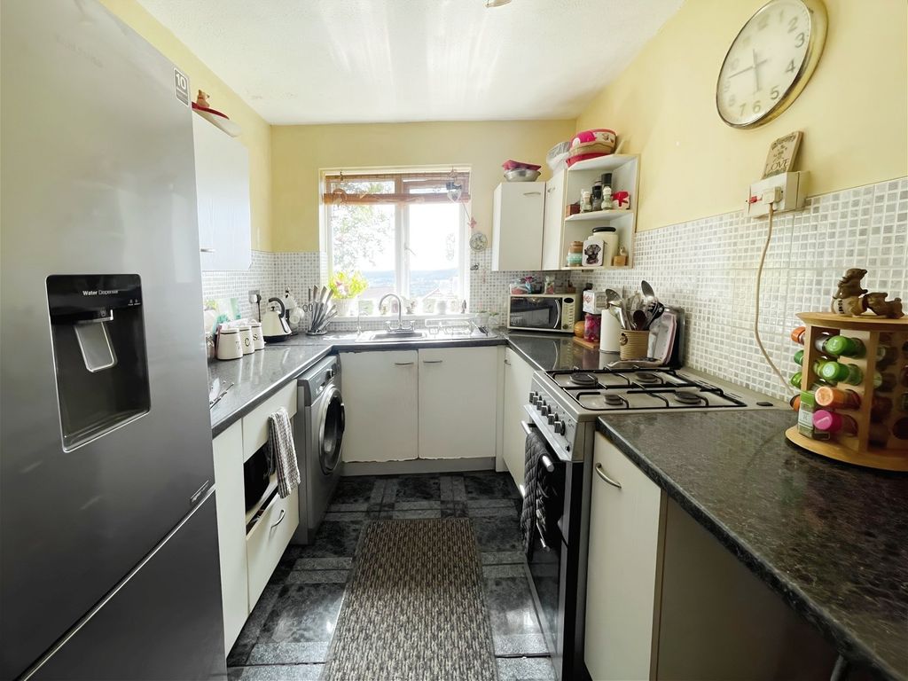 2 bed flat for sale in Bryn Owain, Caerphilly CF83, £105,000