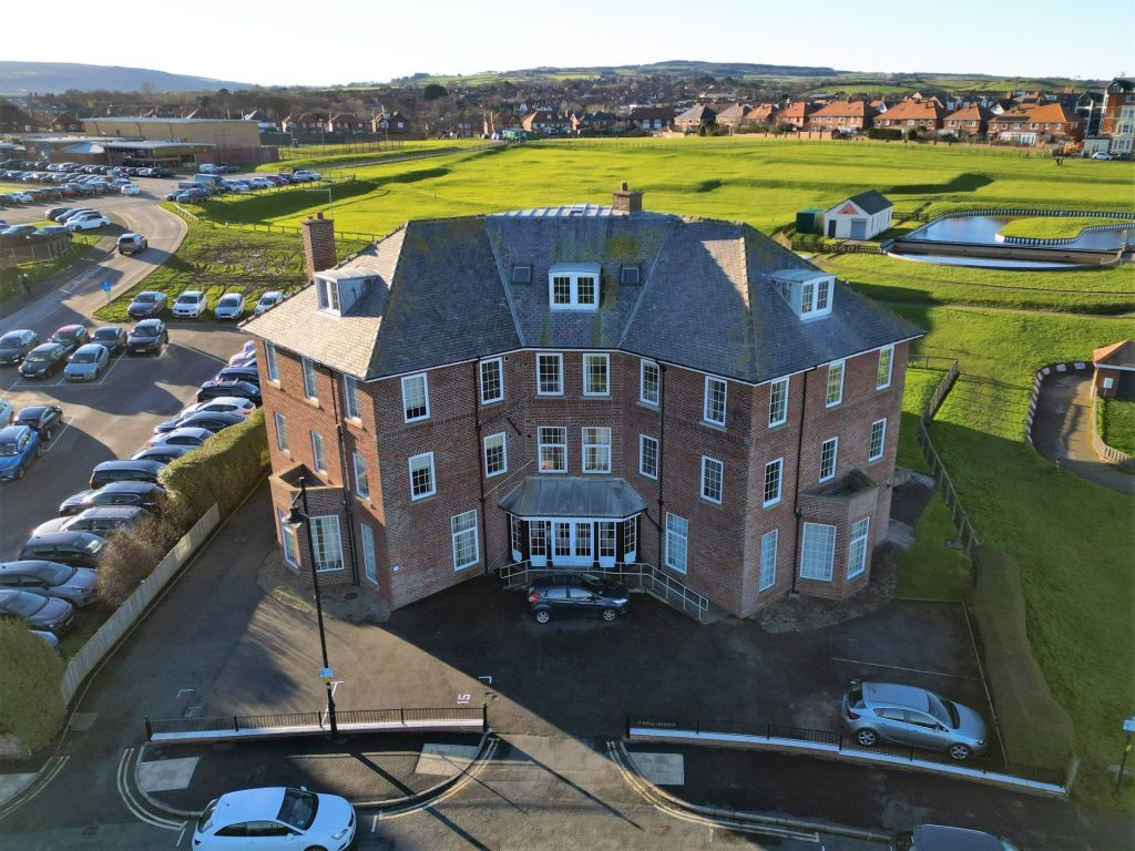 1 bed flat for sale in Royal Crescent, Whitby YO21, £150,000
