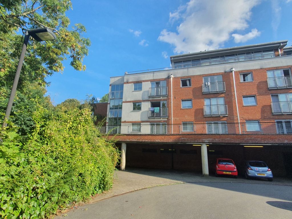 1 bed flat for sale in Windmill Road, Slough SL1, £177,000