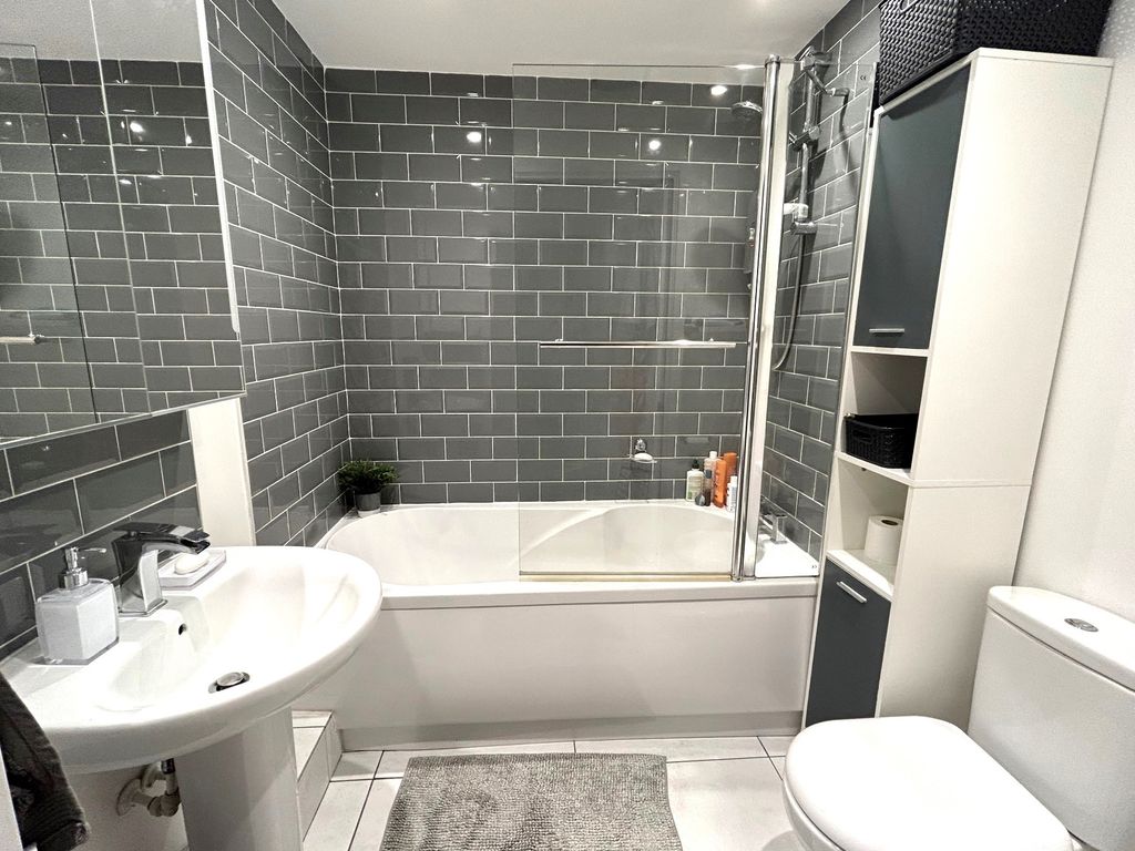 1 bed flat for sale in Windmill Road, Slough SL1, £177,000