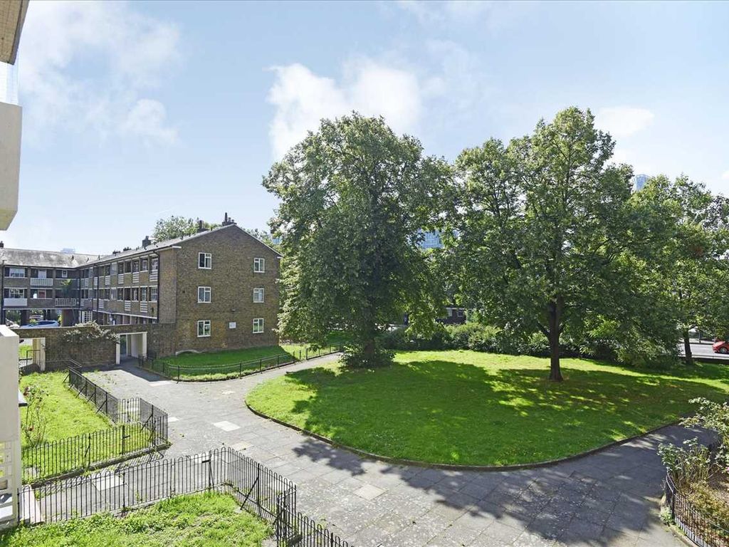 1 bed flat for sale in Granville House, London E14, £250,000