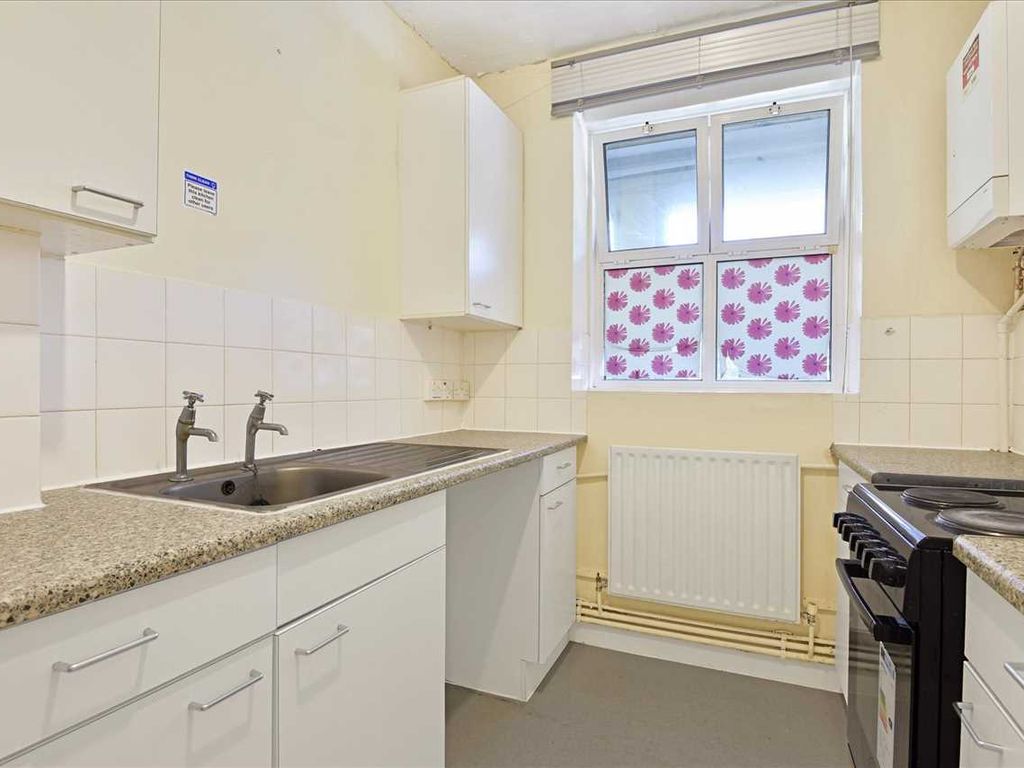 1 bed flat for sale in Granville House, London E14, £250,000