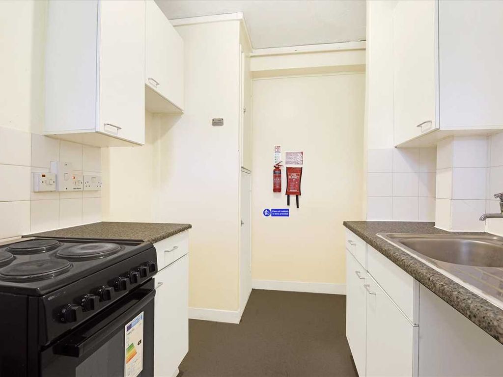 1 bed flat for sale in Granville House, London E14, £250,000